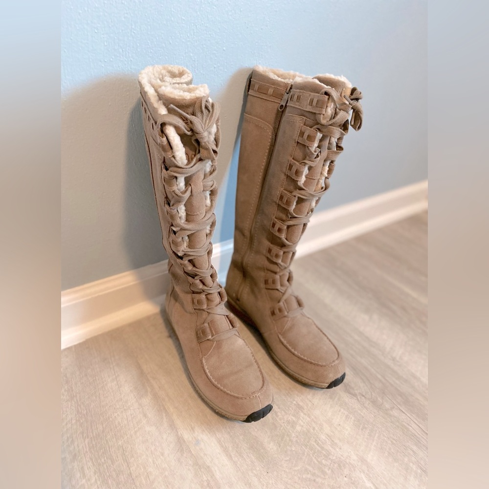 TallTimberland Suede Waterproof Earthkeepers in size 8,color taupe,style Granby.